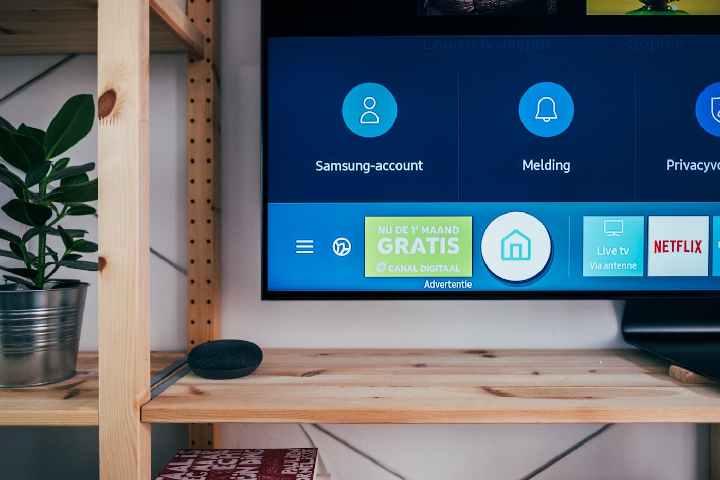 Samsung 55" 4K Smart TV (UA55CU7000) — view 2