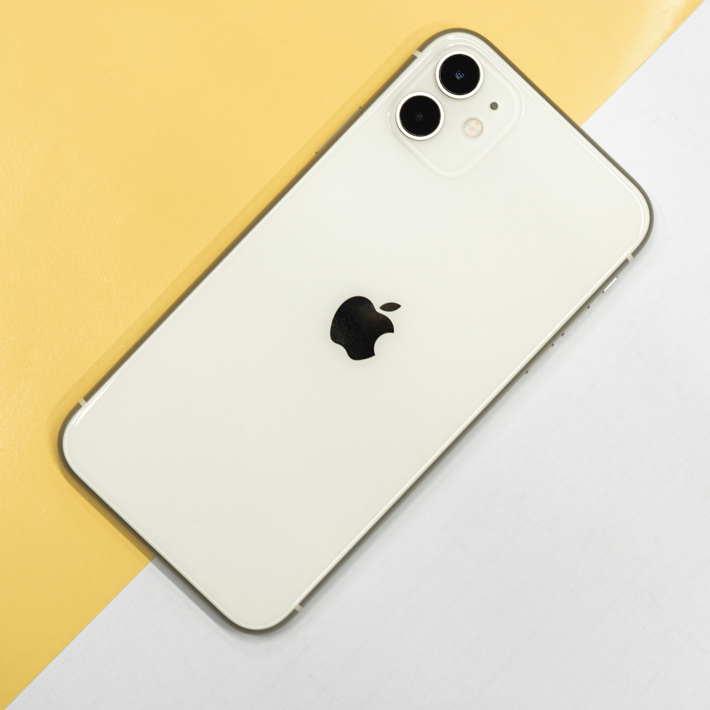 iPhone 15 (128GB) — view 2